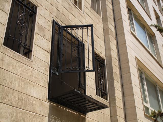 حفاظ پنجره به همراه درب پله ای زیر آن