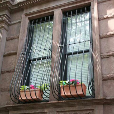 حفاظ پنجره با جایگاه گلدان